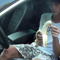 Banana fun in car - Picture 1