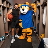 Fucked by the mascot - Picture 8