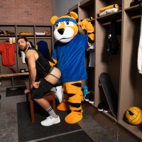 Fucked by the mascot - Picture 9