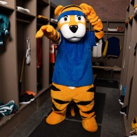 Fucked by the mascot - Picture 4