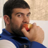 Ben Dodge eats an apple - Picture 3