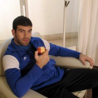 Ben Dodge eats an apple - Picture 4
