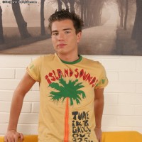 Justin jerks off his cock - Picture 2