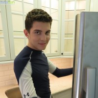 Scott Walters naked in the kitchen - Picture 1