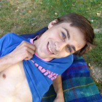 Erik shows his cock outdoor - Picture 4