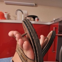 Leonardo shows off his feet - Picture 13