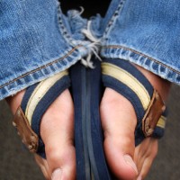 Brett shows his feet - Picture 14