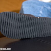 Oscar shows off his feet - Picture 4