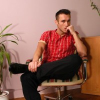Marty shows off his feet - Picture 5