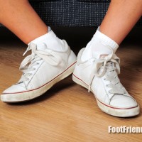 Joe show his musles and feet - Picture 7