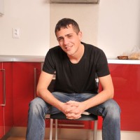 Kevin shows his feet - Picture 1
