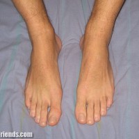 Sel plays with his feet - Picture 16