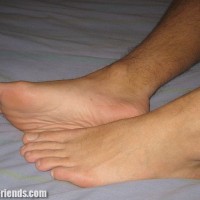 Sel plays with his feet - Picture 18
