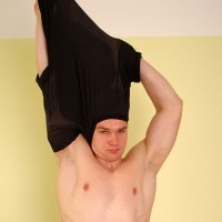 Jason shows his feet - Picture 4
