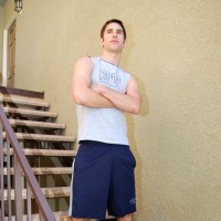 Justin shows off his feet - Picture 1
