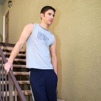 Justin shows off his feet - Picture 2