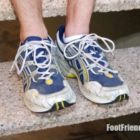 Justin shows off his feet - Picture 3