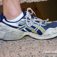 Justin shows off his feet - Picture 4