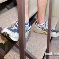 Justin shows off his feet - Picture 7