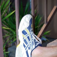 Justin shows off his feet - Picture 13