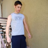 Justin shows off his feet - Picture 19