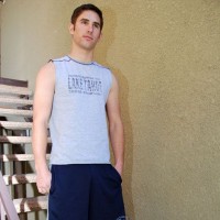 Justin shows off his feet - Picture 20