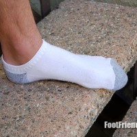 Justin shows off his feet - Picture 23