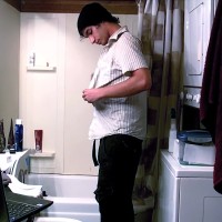 Tristan Hollister in the shower - Picture 1