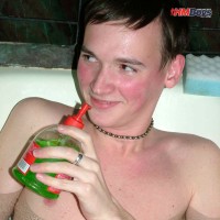 Leo plays with his cock - Picture 7
