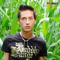 Michael jerks off in a wheat field - Picture 1