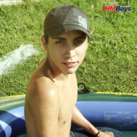 Esteban shows his cock - Picture 16