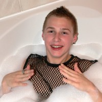 Maximilian taking bath - Picture 4