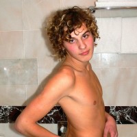 Raoul naked in the tub - Picture 3