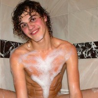 Raoul naked in the tub - Picture 5