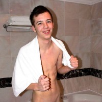 Felix nude in bathtub - Picture 11
