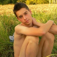 Jay strips naked in a vineyard - Picture 11