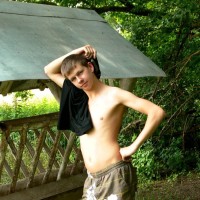 Jeffrey posing outdoor - Picture 4