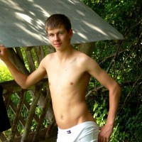Jeffrey posing outdoor - Picture 6