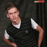 Horny twink gets naked - Picture 3