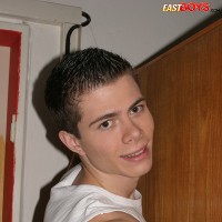 Twink shows his cock - Picture 11