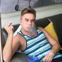 Felix Warner smokes - Picture 1
