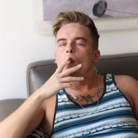 Felix Warner smokes - Picture 2