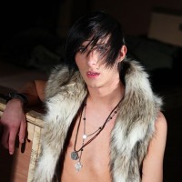 Horny vampire chains his victim by the throat - Picture 1