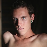 Horny vampire chains his victim by the throat - Picture 2