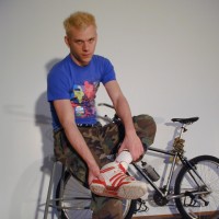 Rusty shows his feet - Picture 1