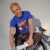 Rusty shows his feet - Picture 3