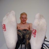 Rusty shows his feet - Picture 10