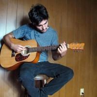 Devin Reynolds plays the guitar naked - Picture 1