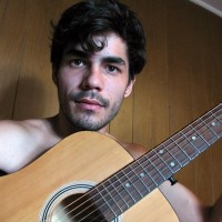 Devin Reynolds plays the guitar naked - Picture 4