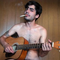 Devin Reynolds plays the guitar naked - Picture 10